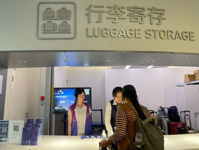 上海天文馆的工作人员对参与此次志愿服