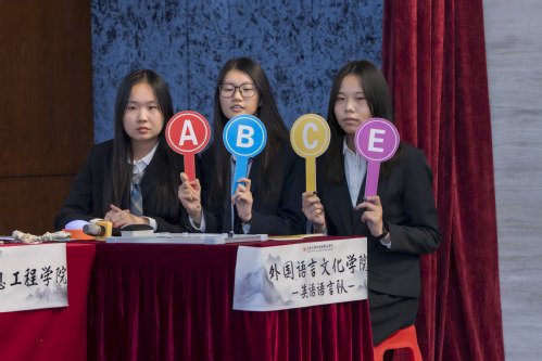 历经岁月长河，难得今朝相会。
