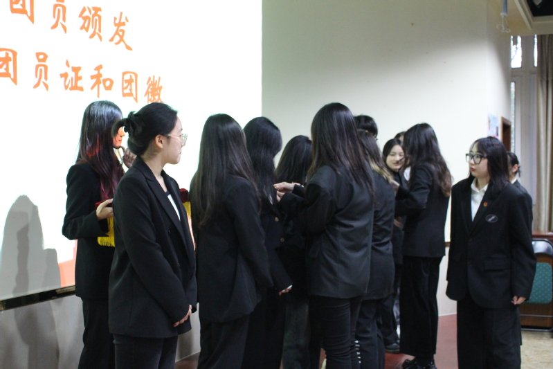 那是五星红旗的颜色